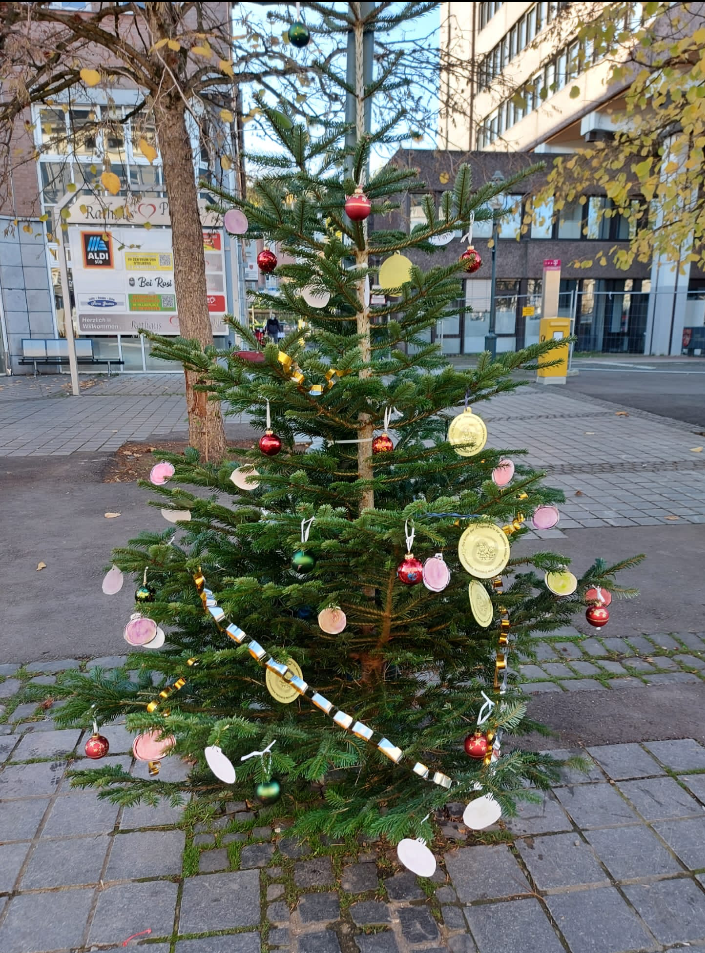 „Weihnachtsbaum schmücken für die Stolberger Innenstadt“ (c) SkF Stolberg